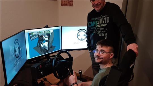 In der Fahrschule "Markus und Michi" von Markus Huck (rechts) bereitet ein Simulator die Schüler auf die Fahrt auf der Straße vor. 