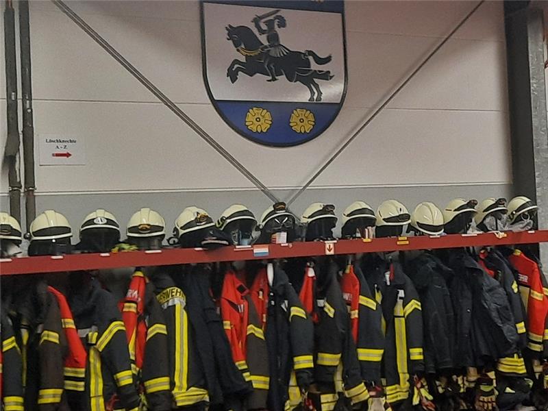 In der Fahrzeughalle hängt die Einsatzkleidung. Das ist heute nicht mehr in dieser Form von der Feuerwehrunfallkasse erlaubt. Es müssten Umkleidekabinen her. Foto: Fehlbus