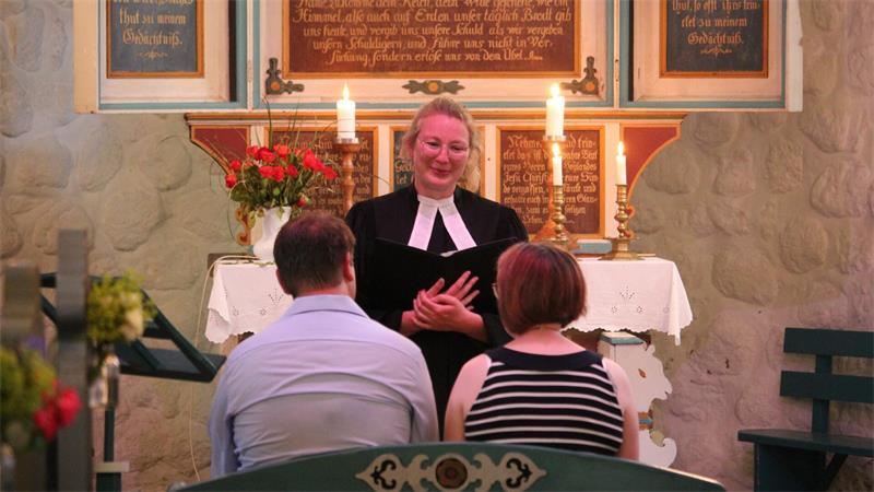 Spontan-Hochzeit: Die schönsten Bilder der Trauungen im Landkreis Stade In der Feldsteinkirche in Bliedersdorf wurde von 12 bis 19 Uhr „einfach geheiratet“ und gesegnet.