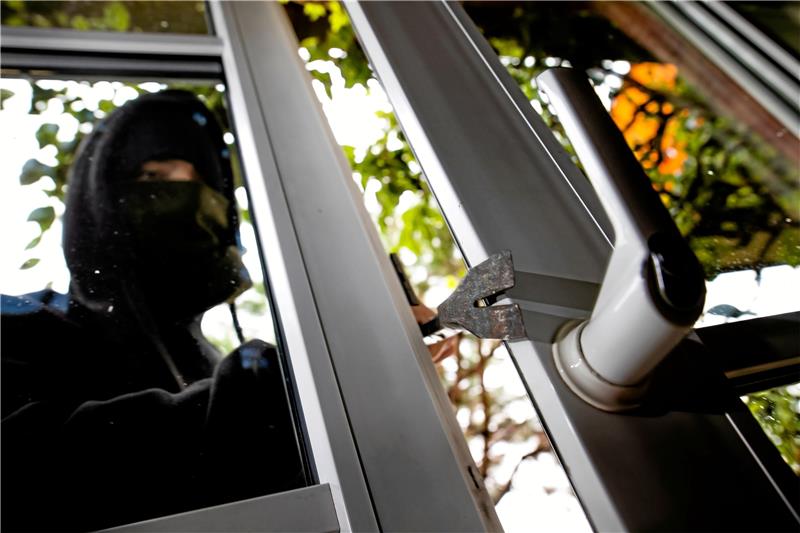 Einbrecher erbeutete Uhr und Bargeld in Himmelpforten In der Ferienzeit sind wieder verstärkt Einbrecher im Landkreis Stade unterwegs. Symbolfoto: von Ditfurth/dpa