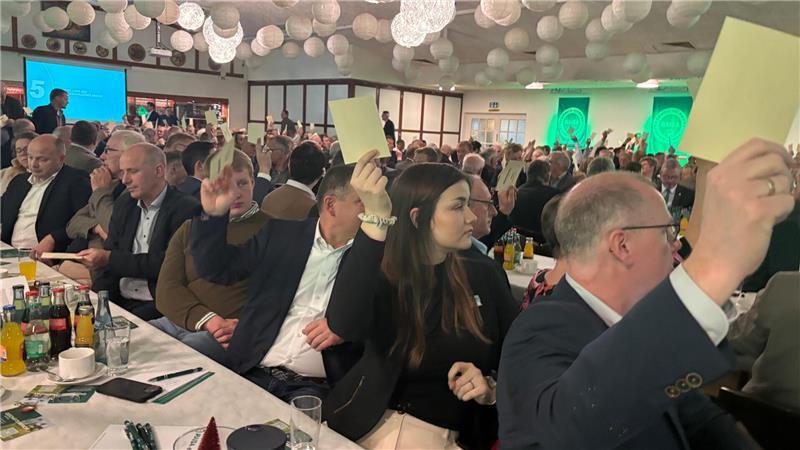 Wechsel nach 26 Jahren: Jan Peter Höft folgt auf Henning Ehlers In der Festhalle Harsefeld stimmten die Mitglieder unter anderem über ein neues Aufsichtsratsmitglied ab.