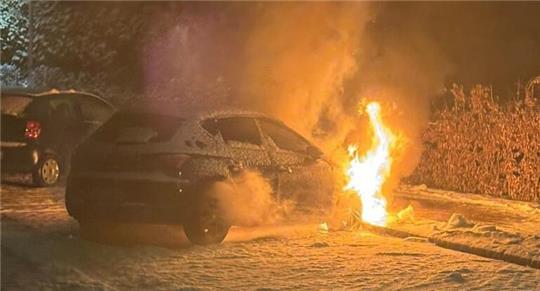 In der Frommholdstraße in Stade geriet der geparkte Pkw in der Nacht zum Sonnabend in Flammen.