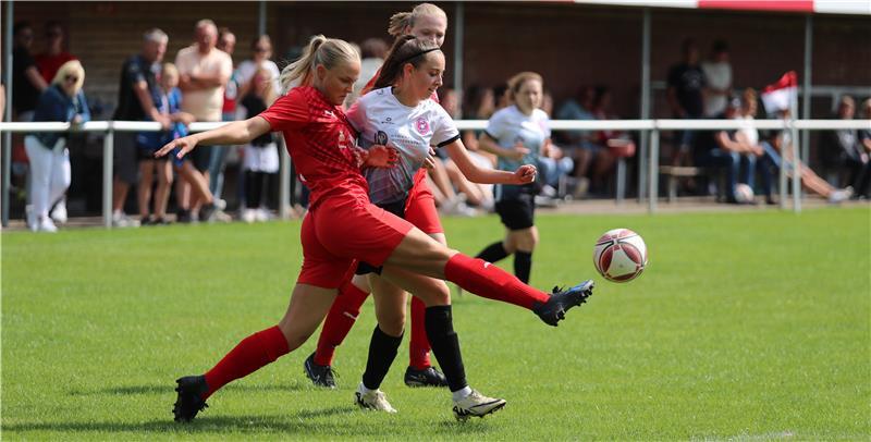 Vier Siege in der Landesliga: O/O behauptet Platz zwei In der Fußball-Landesliga der Frauen nimmt O/O die Hürde in Fleestedt. Das Team von Trainer Maik Ratje gewinnt 3:1.