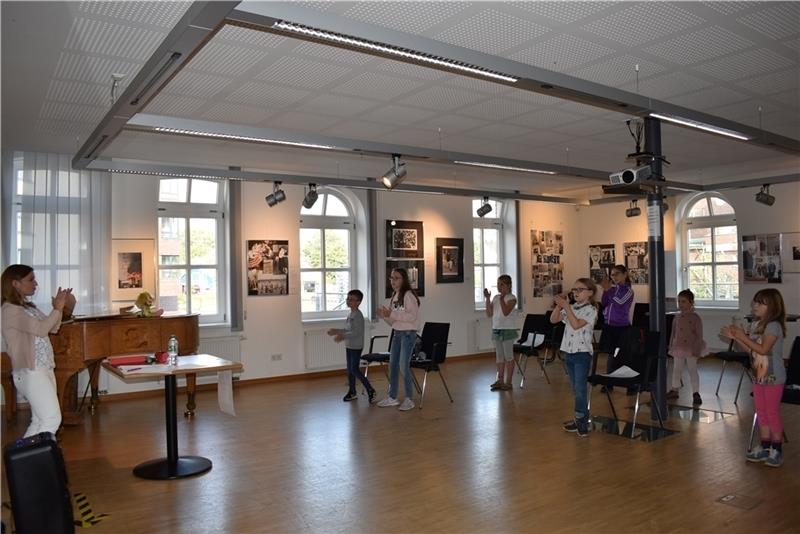 In der Galerie des Kulturforums ist genügend Platz, damit Kinder in festen Gruppen von maximal zehn Teilnehmern mit Nadine Sieben singen können.