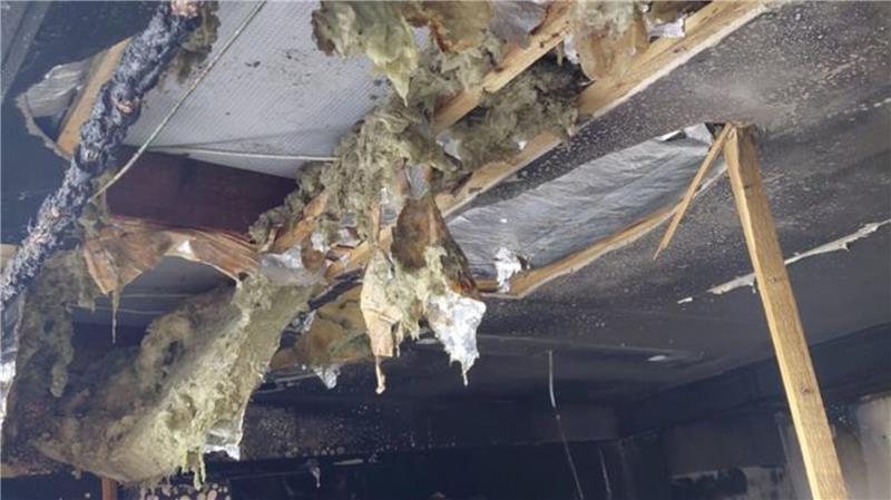 In der Garage öffneten die Einsatzkräfte Teile der Decke, um nach möglichen Glutnestern zu suchen.