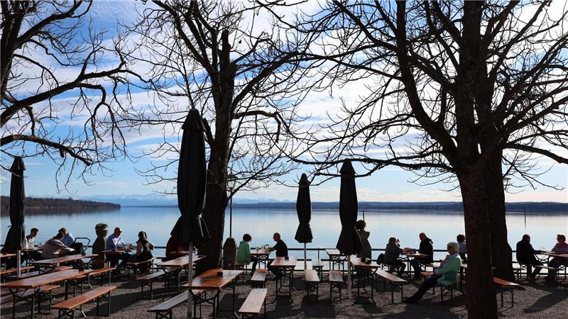 Inflationsrate sinkt auf 2,2 Prozent - Lebensmittel teurer In der Gastronomie haben die Preise spürbar angezogen - zum Beispiel für Bier (Archivbild)
