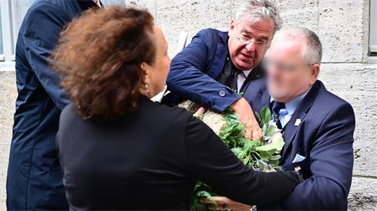 In der Gedenkstätte Deutscher Widerstand kommt es zu einem Handgemenge, als Tobias Korenke (Mitte), Großneffe Dietrich Bonhoeffers vor einer Gedenkveranstaltung der Bundesregierung versucht, einen Kranz der AfD zu entfernen.