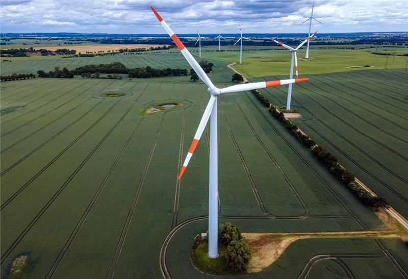 Windparkpläne für Apensen werden vorgestellt In der Gemeinde Apensen ist ein Windpark geplant. Der aktuelle Projektstand wird im Rahmen der Sitzung vorgestellt. Danach ist zu entscheiden, wie weiterhin verfahren werden soll. Foto: Jens Büttner/dpa (Symbolbild)