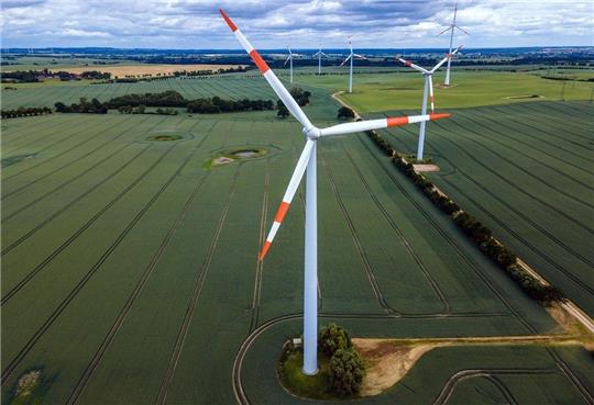 In der Gemeinde Apensen ist ein Windpark geplant. Der aktuelle Projektstand wird im Rahmen der Sitzung vorgestellt. Danach ist zu entscheiden, wie weiterhin verfahren werden soll. Foto: Jens Büttner/dpa (Symbolbild)