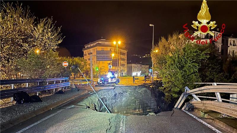 Aufräumen nach Unwettern in Italien - Gefahr nicht gebannt In der Gemeinde Valdagno stürzte ein Auto durch ein Loch in der Brücke in den Wildbach Agno.