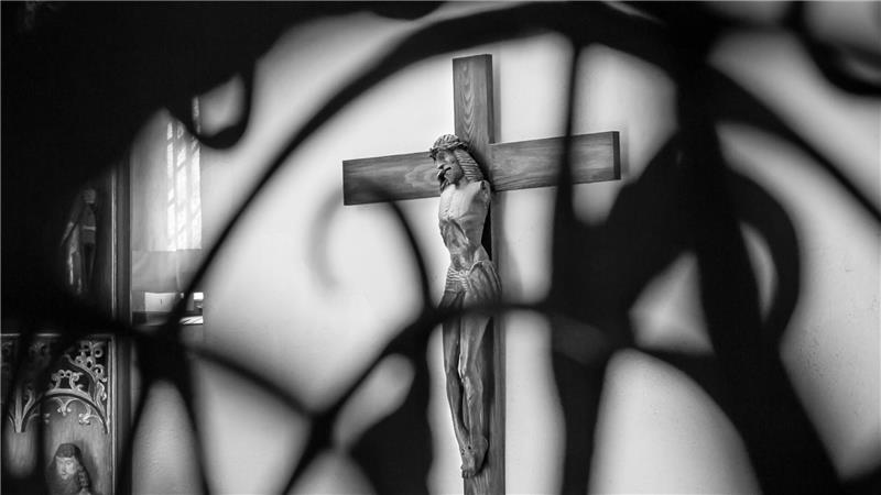 In der Gertrudenkapelle der St.-Cosmae-Kirche hängt ein Jesus ohne Arme am Kreuz.