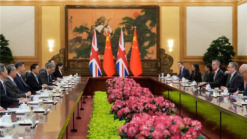 London und Peking nähern sich an - Visafreie Reisen In der Großen Halle des Volkes trafen sich die Regierungsspitzen.