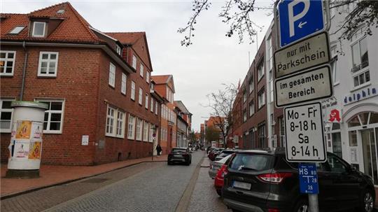 In der Großen Schmiedestraße wurde kürzlich ein Parklet entfernt. Hier stehen links nun wieder zwei Stellplätze mehr zur Verfügung.