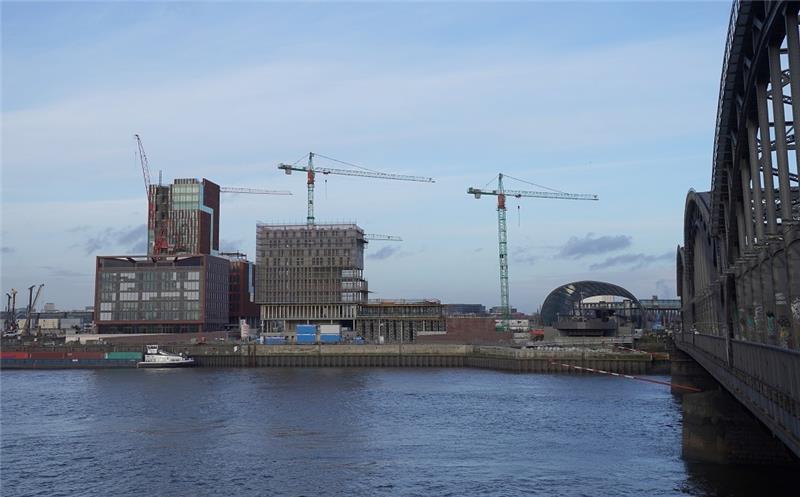 1400 Wohnungen geplant: Senat beschließt Bebauungsplan für Hafencity In der Hafencity gehen die Bauarbeiten und Planungen für die neuen Quartiere auch 2023 kräftig weiter. Nun hat der Senat den Weg für den Bau vieler Wohnungen und Geschäfte frei gemacht. Ein Teil der Wohnungen soll später als Sozialwohnungen vermietet werden. Foto: Marcus Brandt/dpa
