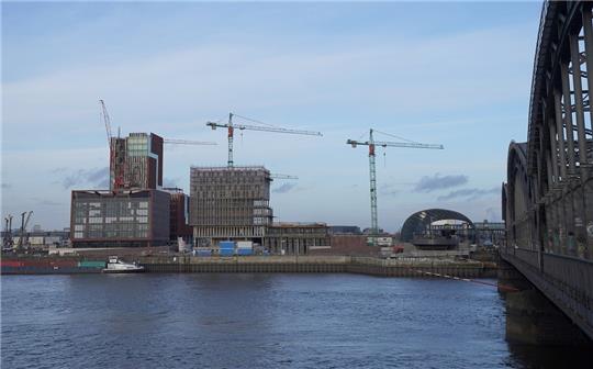 In der Hafencity gehen die Bauarbeiten und Planungen für die neuen Quartiere auch 2023 kräftig weiter. Nun hat der Senat den Weg für den Bau vieler Wohnungen und Geschäfte frei gemacht. Ein Teil der Wohnungen soll später als Sozialwohnungen vermietet werden. Foto: Marcus Brandt/dpa
