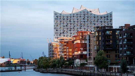 In der Hafencity gibt es nach wie vor die teuersten Eigentumswohnungen in Hamburg. (Archivbild)