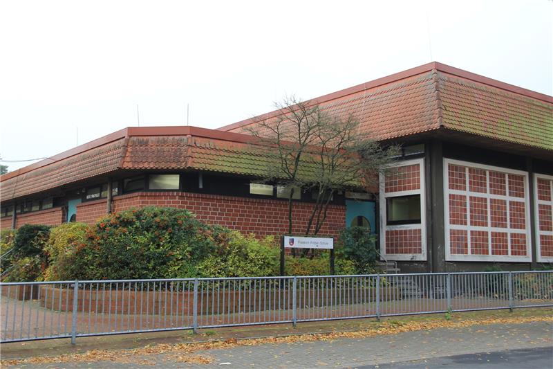 In der Halle der Friedrich-Fröbel-Schule wird eine weitere Notunterkunft für Flüchtlinge eingerichtet.