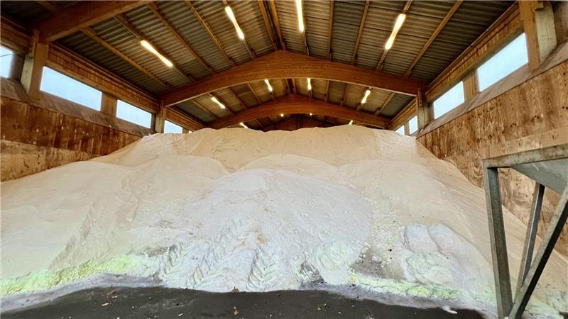 Satte Minusgrade: So hat sich der Winterdienst im Landkreis vorbereitet In der Halle des Stützpunkts Drochtersen der Kreisstraßenmeisterei lagern rund 800 Tonnen Auftausalz.