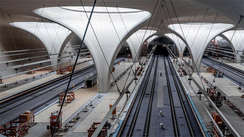 In der Halle des neuen Tiefbahnhofs in Stuttgart soll es auch ohne Klimaanlage kühl bleiben, sagt die Bahn in einem Video. Die Zuschauer sind eher skeptisch. (Archivbild)