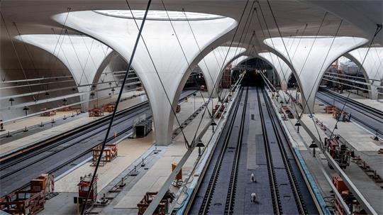 In der Halle des neuen Tiefbahnhofs in Stuttgart soll es auch ohne Klimaanlage kühl bleiben, sagt die Bahn in einem Video. Die Zuschauer sind eher skeptisch. (Archivbild)