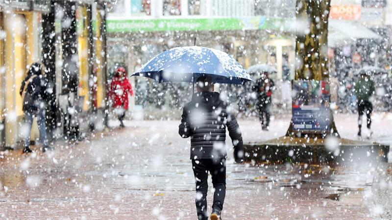 Erster Schnee und erneut Unfälle auf A27 – Frostwarnung im Kreis Stade In der Hamburger Innenstadt fiele dicke Flocken, blieben aber nicht liegen.