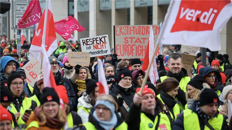 In der Hamburger Innenstadt haben sich Verdi-Mitglieder versammelt.