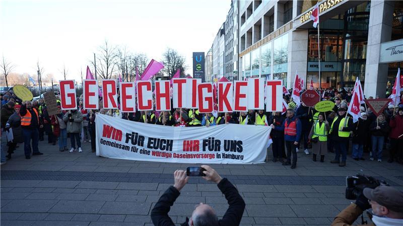 In der Hamburger Innenstadt halten Teilnehmer der Kundgebung Buchstaben in die Höhe, die das Wort „Gerechtigkeit“ bilden. 