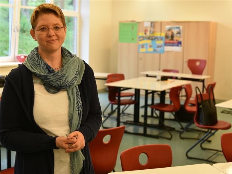 In der Hauptschule Thuner Straße musste Leiterin Christiane Prüfer einen Werkraum neu bestuhlen lassen, damit hier regulärer Unterricht stattfinden kann. Sie hofft, dass auf dem Pausenhof zwei Container aufgestellt werden, um die Raumnot de
