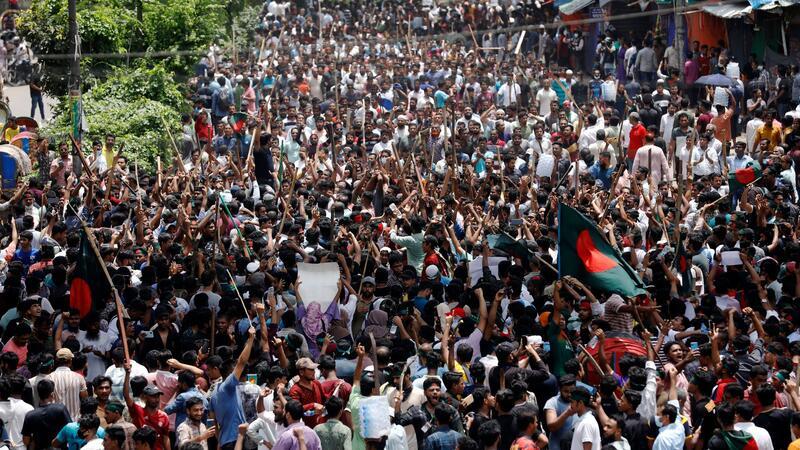 In der Hauptstadt Dhaka sind erneut zahlreiche Menschen auf die Straße gegangen.