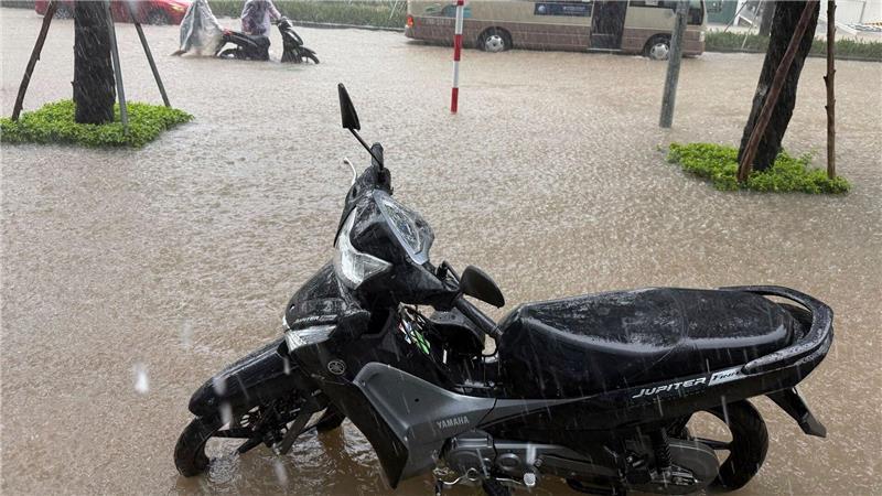Tote und Schäden durch Taifun „Kajiki“ in Vietnam In der Hauptstadt Hanoi kam es zu massiven Behinderungen des Verkehrs.