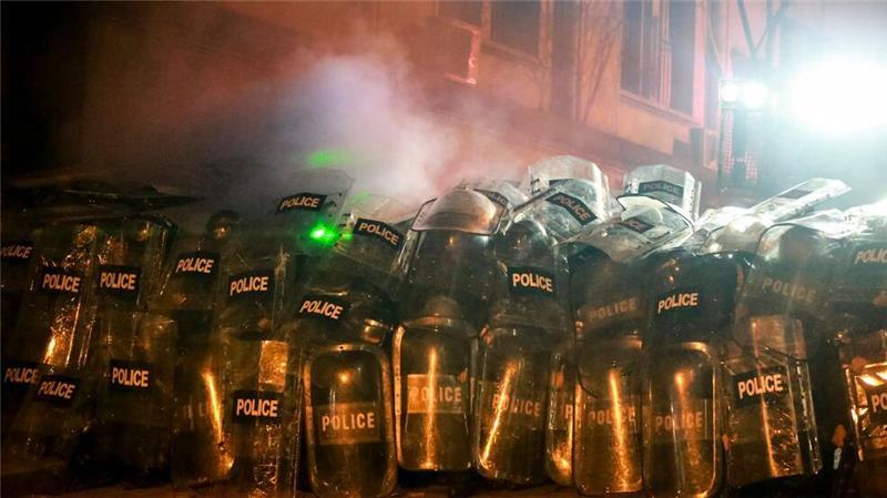 Georgiens Präsidentin fordert Neuwahl des Parlaments In der Hauptstadt Tiflis zog die Polizei erneut starke Kräfte für einen möglichen Einsatz gegen die Demonstranten zusammen.