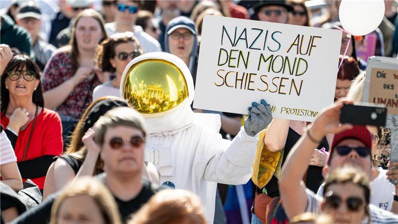 In der Hauptstadt sind mehrere tausend Menschen auf der Straße. 