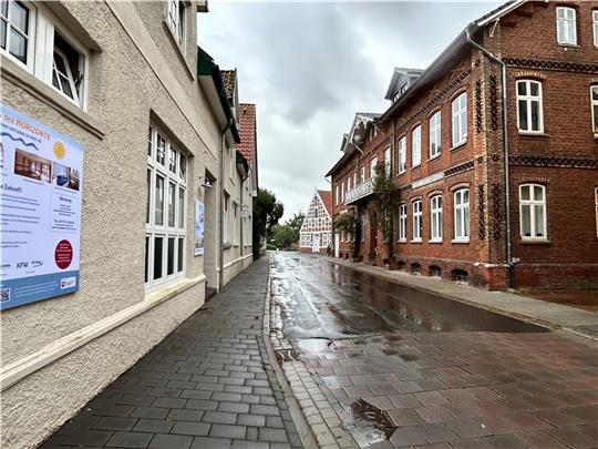 In der Hauptstraße soll ein Wohn- und Geschäftshaus zu seniorengerechten Wohnungen (links) umgebaut werden. Dafür machte der Fleckenrat Freiburg nun den Weg frei. Aber er votierte auch einstimmig für den Vertrag zur Bildung der Gemeinde Nor