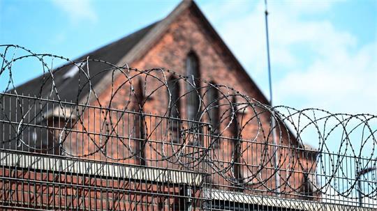 In der JVA Bremen sollen Bedienstete Drogen und Lebensmittel für Inhaftierte geschmuggelt haben.