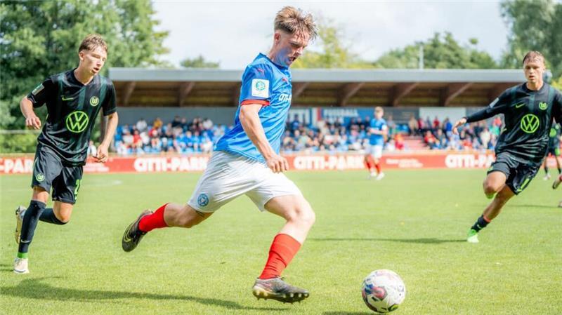 In der Jugendbundesliga trifft Leland Junge (am Ball) auf Nachwuchsteams von anderen Bundesligisten, hier die U19 des VfL Wolfsburg.
