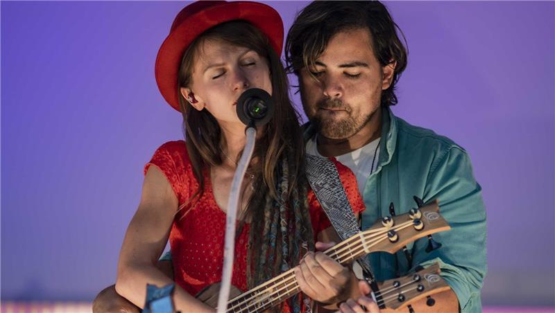 In der Jugendfreizeitstätte Alter Schlachthof bringt Ronja Maltzahn Folk, Weltmusik und Singer-Songwriter-Kunst auf die Bühne.