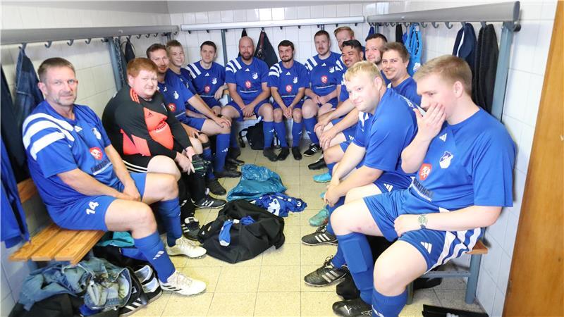 Großenwördens Stefan Meyer: Der Mann mit dem goldenen Puschen In der Kabine des TSV Großenwörden II ist es eng.