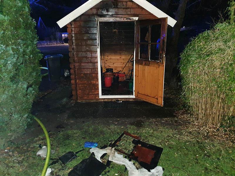 In der Kälberstraße in Himmelpforten wurde am Donnerstagabend ein Gartenhaus mit Böllern in Brand gesetzt. Foto: Polizei