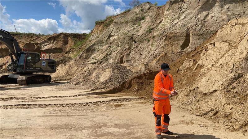 In der Kiesgrube prüft AWZ-Mitarbeiter Sebastian Gröschl, ob der Sand trocken genug ist.