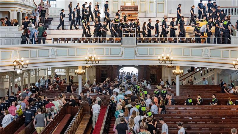 In der Kirche gab es eine Evakuierungsübung, an der auch Polizeischüler als Statisten teilnahmen.