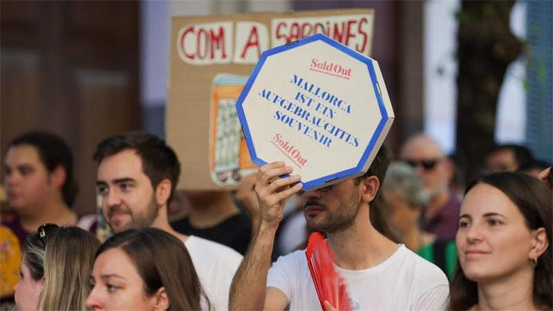 In der Kleinstadt Sóller im Westen der Insel riefen Demonstranten teils Schmährufe gegen Urlauber. Die Einheimischen sind vor allem über hohe Mieten infolge der vielen Urlaubger erbost. 