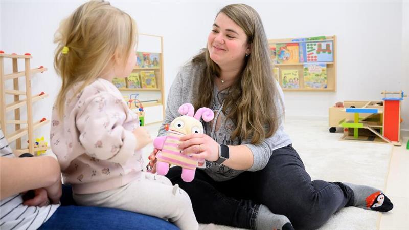 Krähenwinkel statt Barcelona - als Erzieherin in Deutschland In der Krabbelgruppe ist es kein Problem, dass Betreuerin Brenda noch nicht so gut Deutsch spricht.