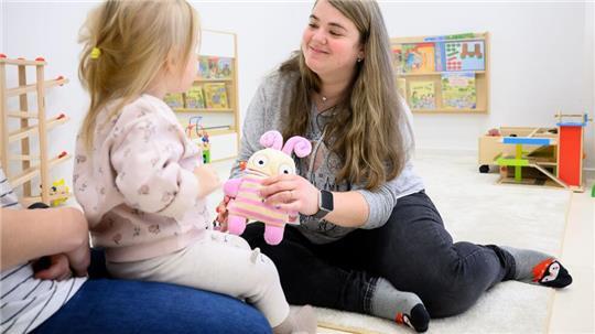 In der Krabbelgruppe ist es kein Problem, dass Betreuerin Brenda noch nicht so gut Deutsch spricht.