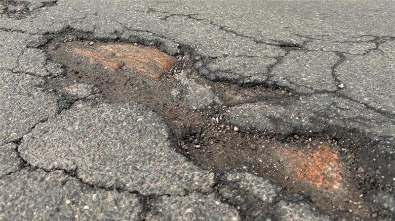 In der Kreisstraße 64 bilden noch Feldsteine die Befestigung, zu sehen an vielen Stellen der maroden Straße.