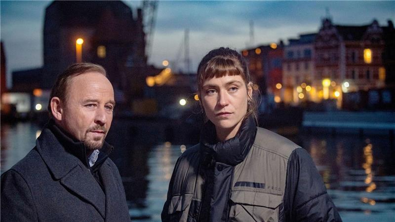 In der Krimireihe „Stralsund“ ermittelte Held (l) mit Sophie Pfennigstorf. (Archivbild)