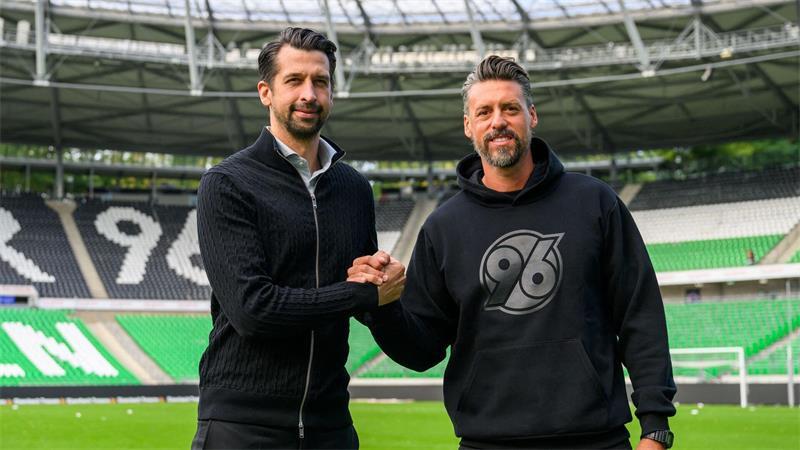 Hannover-Krise: Auch Sportchef Boldt wackelt schon In der Krise: Sportchef Jonas Boldt und Trainer Sandro Wagner (r) bei Hannover 96.