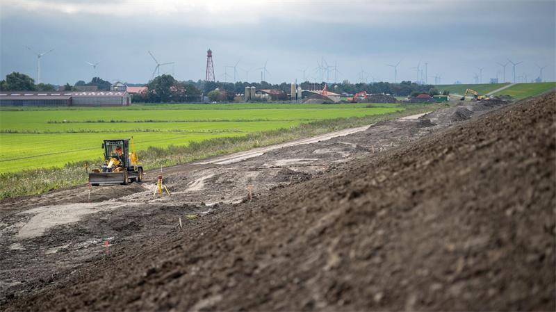 In der Krummhörn in Ostfriesland sind die Deichbauarbeiten vorangekommen. (Archivbild)
