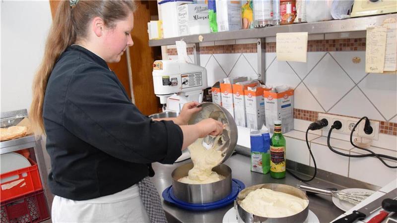 Traum erfüllt: Aus dem Familienbetrieb zum eigenen Café an der Oste In der Küche des elterlichen Landgasthofes in Selsingen bereitet Laura Martin Torten für ihr Oste-Café zu.