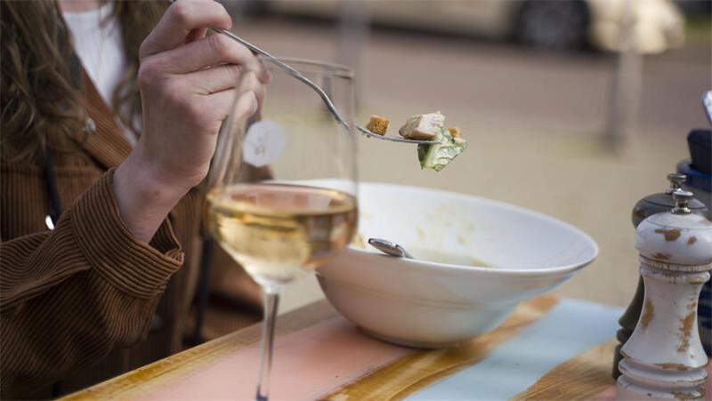 Restaurantkrise: Gastronomen reagieren beim Essen In der Küche steigt der Einsatz von Fertiggerichten, das Angebot wird eingeschränkt, Saisonkarten fallen weg.