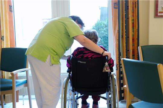 In der Kürze einen Pflegeplatz für seine Angehörigen in einem Heim zu finden, das ist in heutiger Zeit ein schwieriges Unterfangen. Die meisten Heime sind voll, oder ihnen fehlt Personal. Foto: Sebastian Willnow/dpa-Zentralbild/dpa